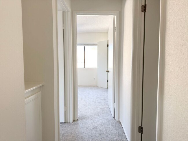 Building Photo - Spacious Upstairs Unit in Convenient Location!