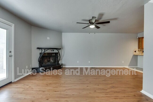 Building Photo - 13813 Fairhill Ave