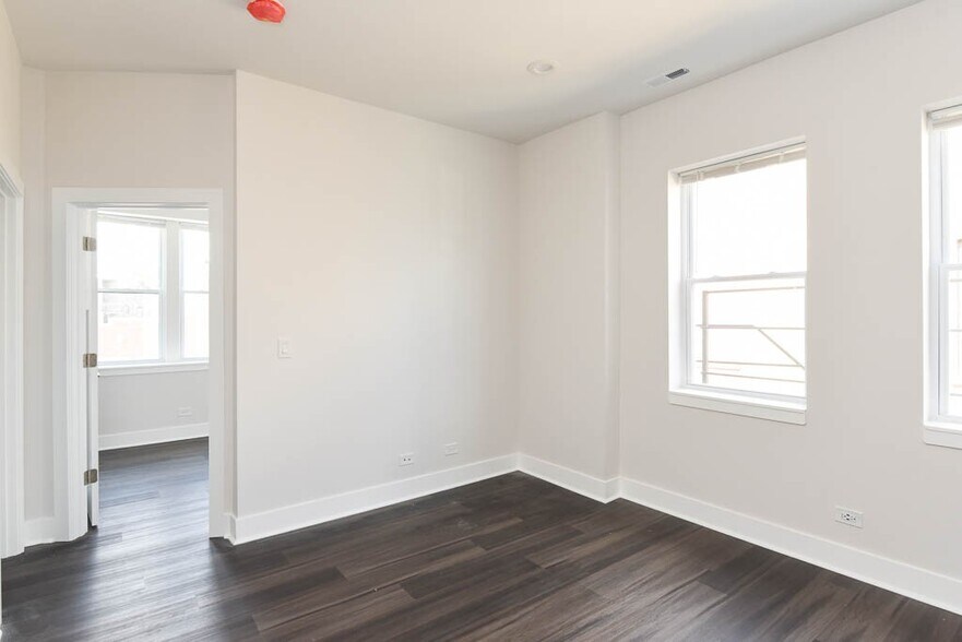 Building Photo - 4365 N Elston Ave