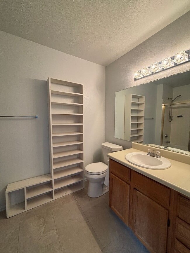 Building Photo - Large 2-story townhome with finished basement & 1-car garage!