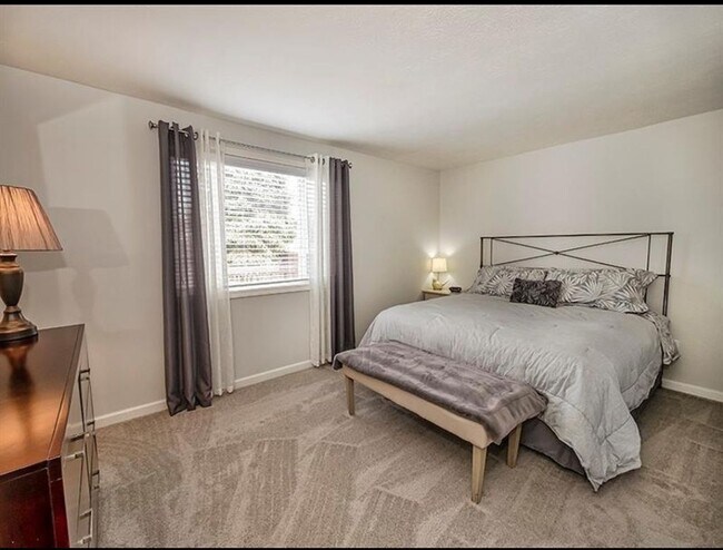 Building Photo - 265 Constellation Dr