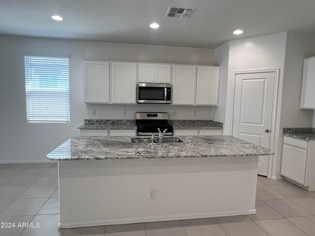 Building Photo - 15618 W Desert Hollow Dr