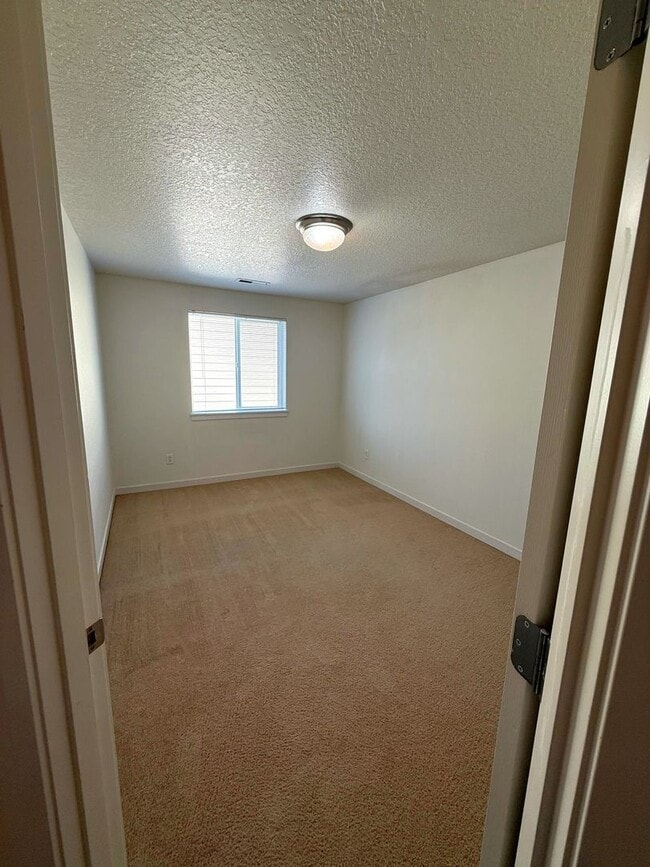 Building Photo - Spacious 3 Bed/2.5 Bath Home in Walnut Grove area!