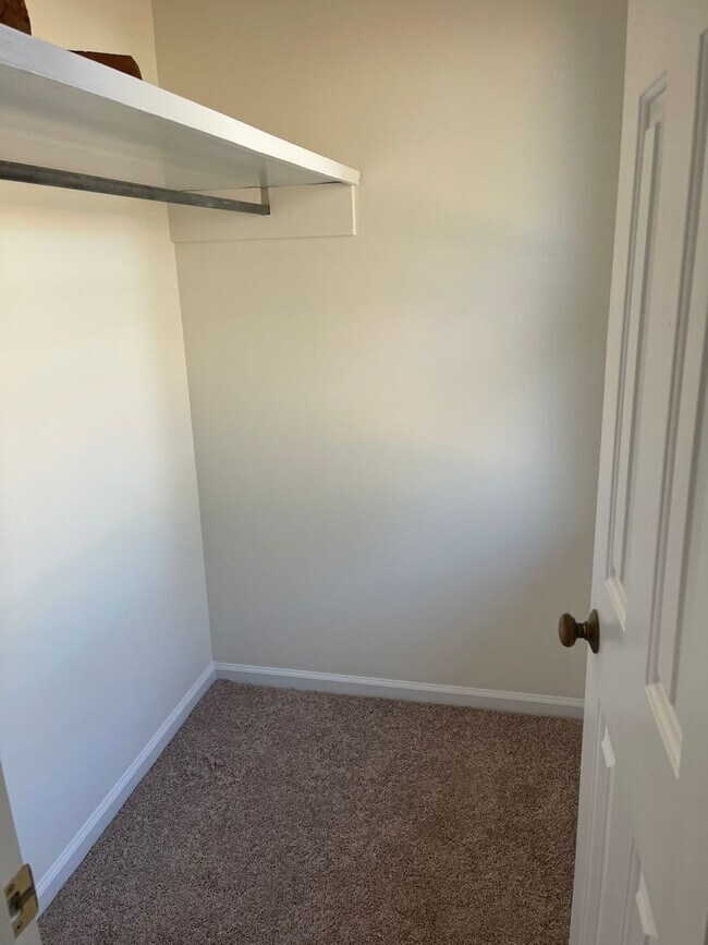 Building Photo - LAKE SHORES