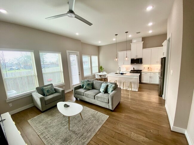 Building Photo - 303 Queen Sude Ln