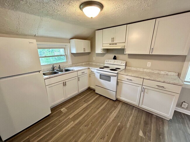 Building Photo - 3 Bedroom Available!!