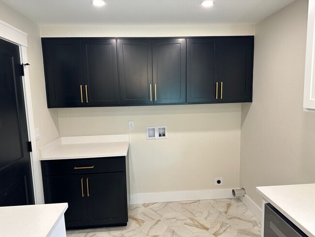 Building Photo - Luxury 2 bedroom 1 bath duplex in a great neighborhood!