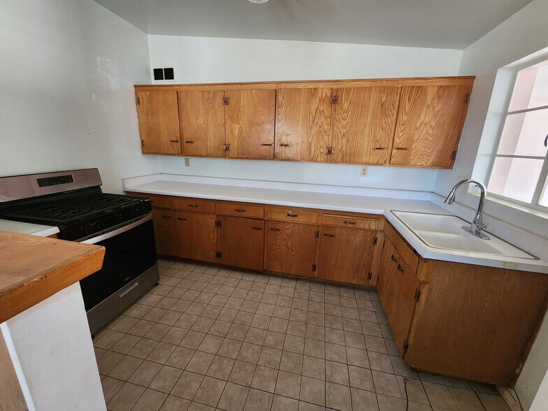 Building Photo - 525 S Rosemont Ave