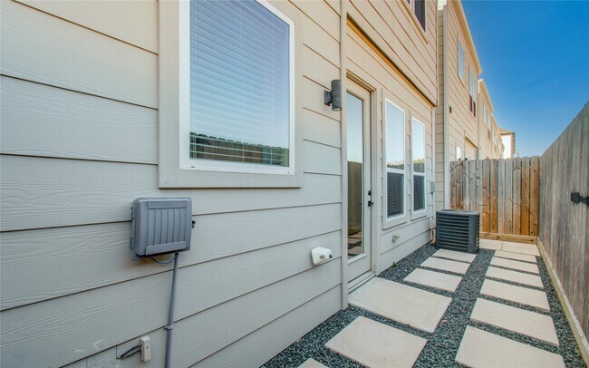 Building Photo - 2054 Johanna Crk Dr