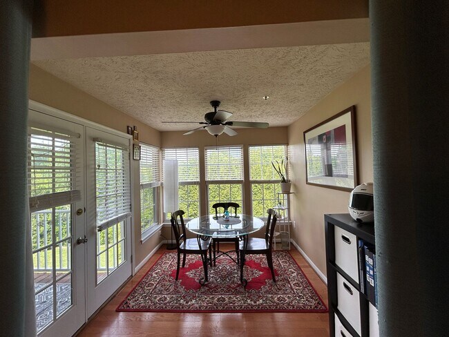 Building Photo - Charming Top-Floor Condo in Laurel Lakes –...