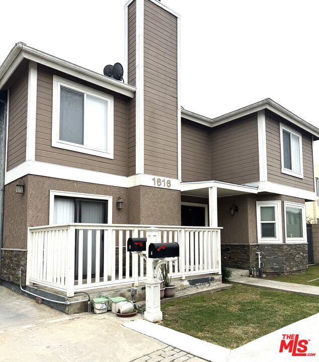 Primary Photo - 1616 W 206th St