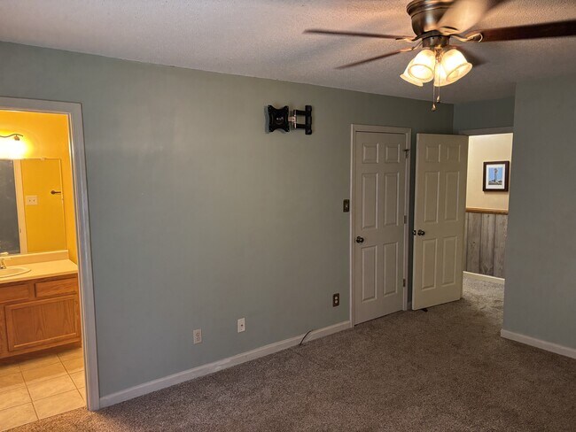 Building Photo - 119 N Clover Hill Ridge Rd