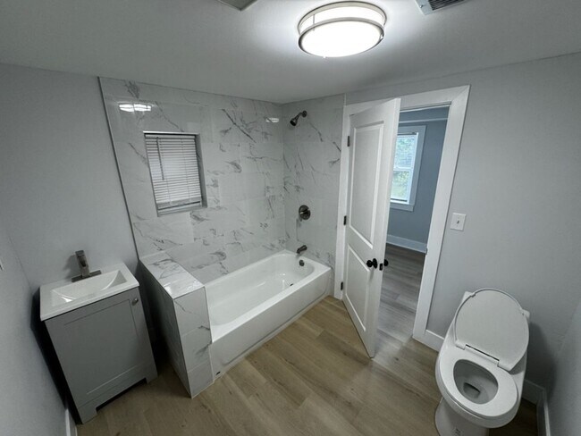 Building Photo - Remodeled 4bd/2 bath Home with Rear yard!!...