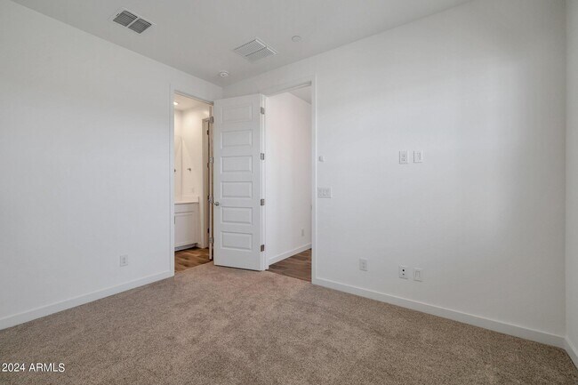 Building Photo - 4017 E Amoroso Dr