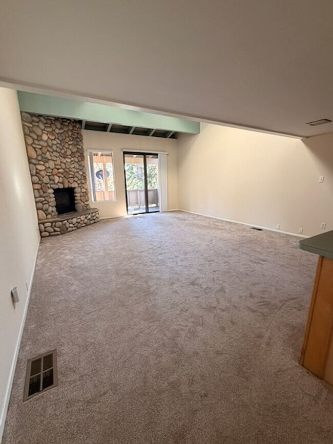 Building Photo - 321 Ski Way