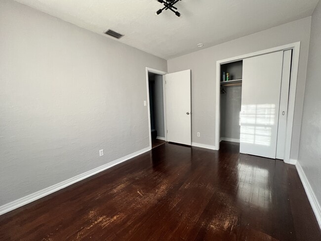 Building Photo - 700 Tam O Shanter Dr
