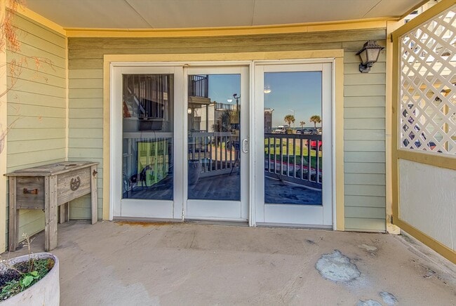 Building Photo - 6300 Seawall Blvd