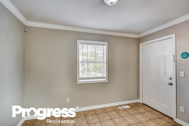 Building Photo - 2827 Arrowhead Dr NE