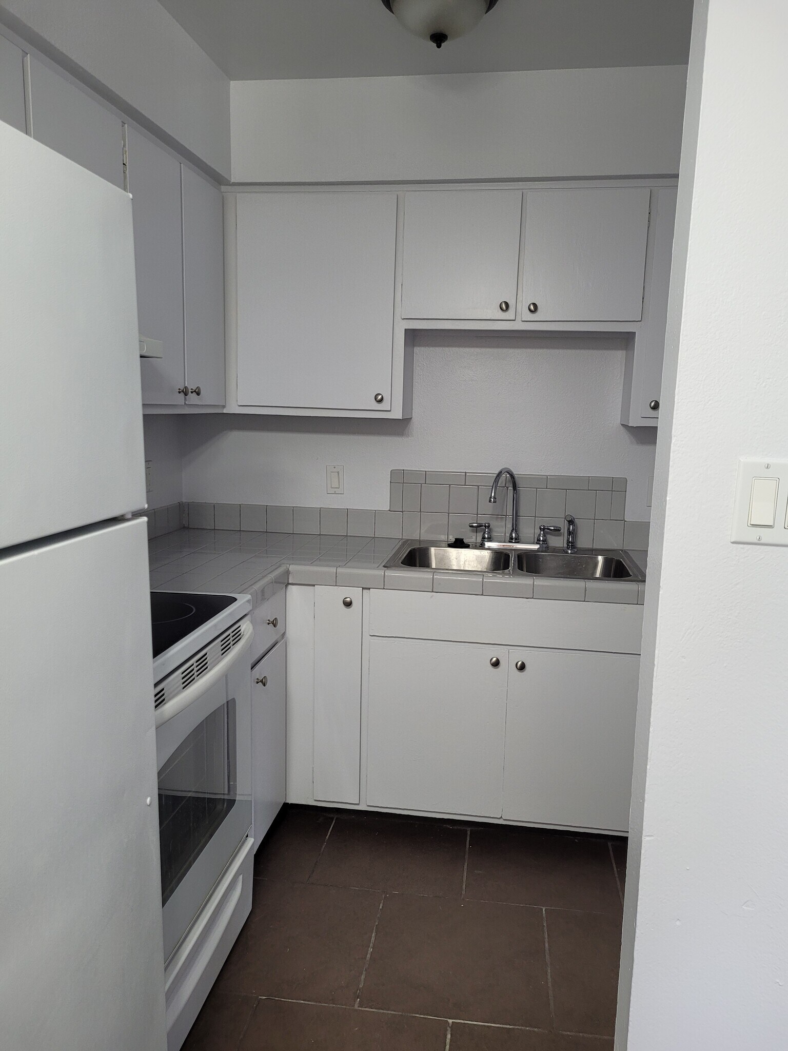 Kitchen - 215 River View Dr