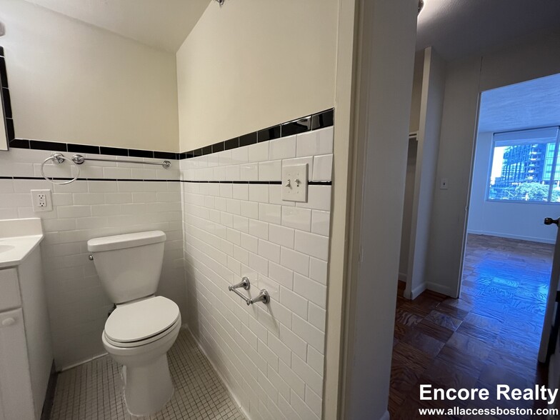Building Photo - 16 Monmouth Ct