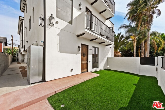 Building Photo - 2324 S Dunsmuir Ave