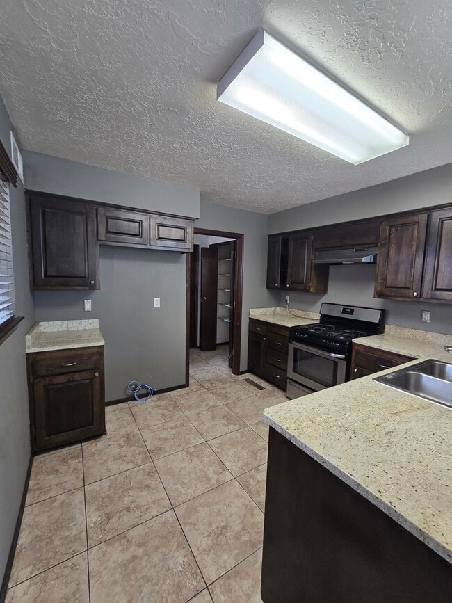 Building Photo - 2 bedroom, 2 bath in NE