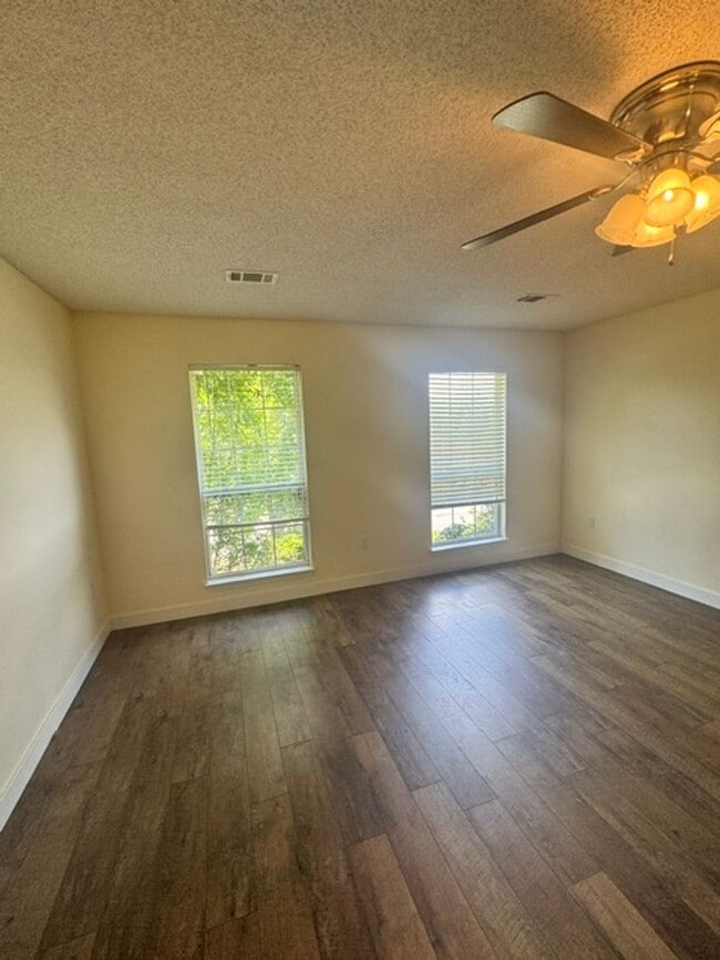Building Photo - Spacious 4 Bedroom in South Crestview!
