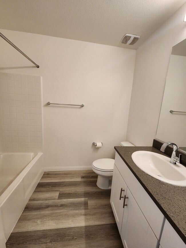 Building Photo - Charming 3BR/2.5BA Home in Las Vegas – Uti...