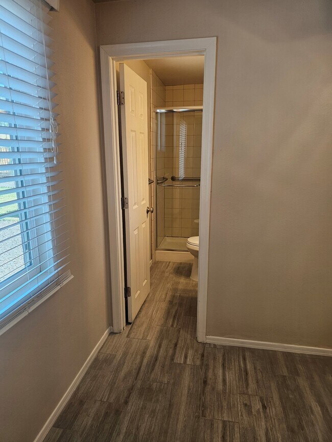 Building Photo - Great 3/2 in NE Phoenix with brand new flo...