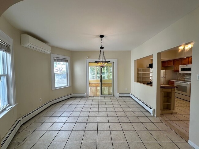 Building Photo - 4 bedrooms, 3.5 bathrooms