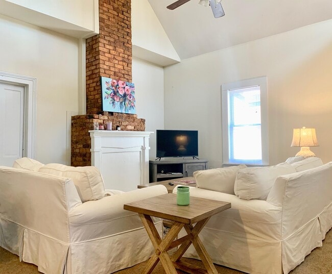 Building Photo - 160 Lyndon Ave