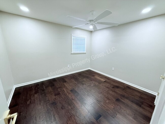 Building Photo - Renovated 2BR/1BA For Rent