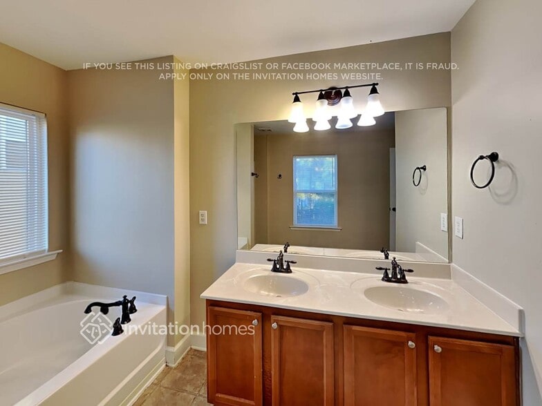 Building Photo - 380 Roseglen Dr NW