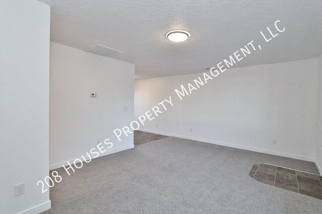 Building Photo - Centrally Located Renovated Unit