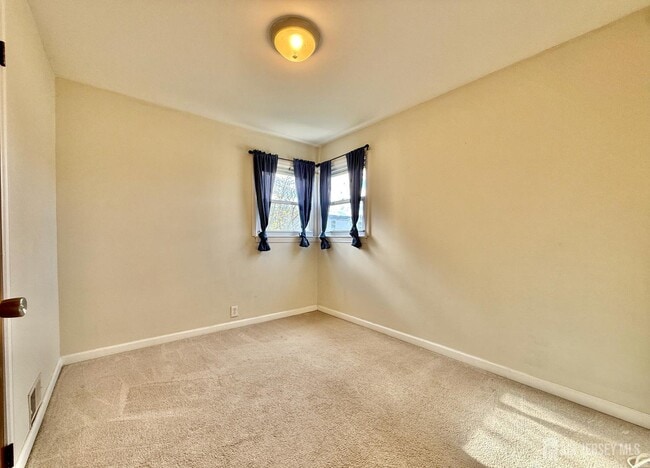 Building Photo - 33 Windsor Dr