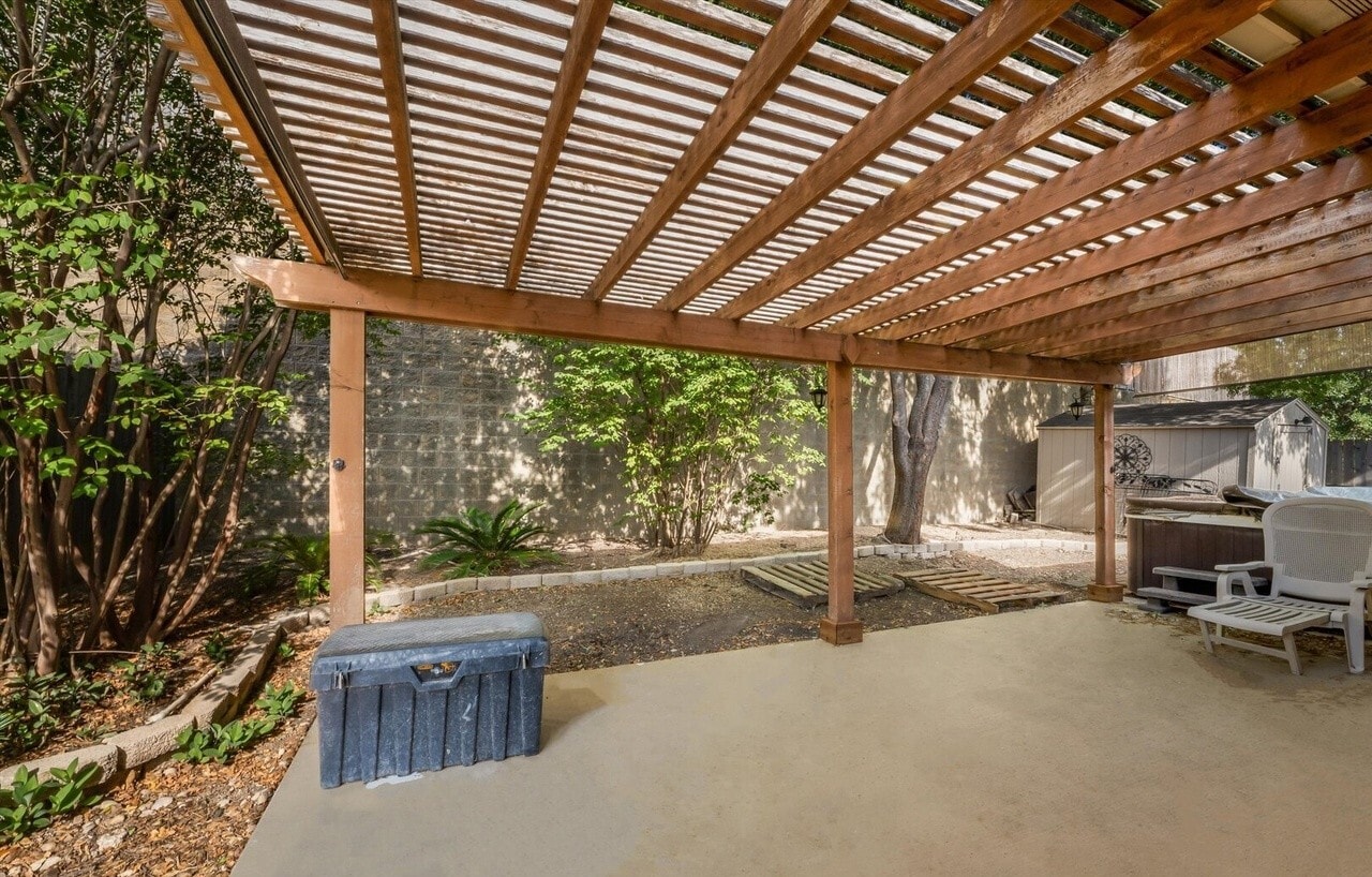 Building Photo - 5248 Columbia Dr