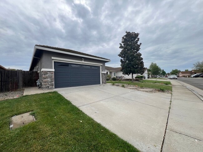 Building Photo - Beautiful 3 Bed, 2 Bath Home