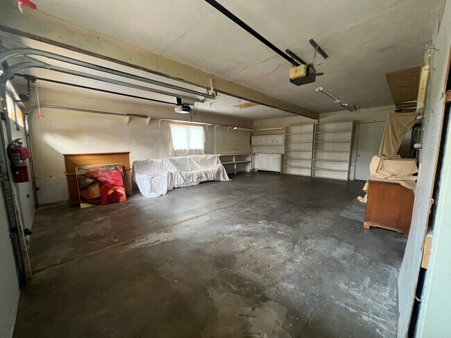 Building Photo - Spacious Family Home in Highland High School Area – Pocatello, ID!