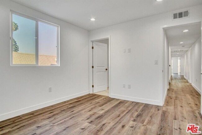 Building Photo - 2419 Cochran Ave