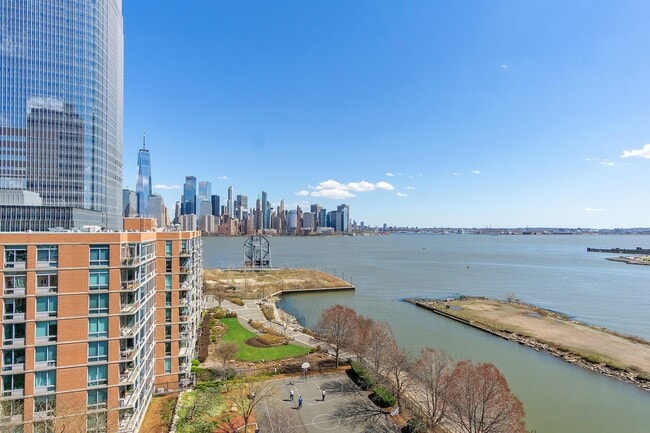 Building Photo - 1 Greene St