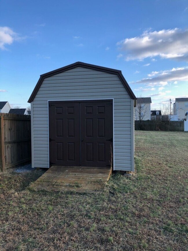 Building Photo - 3 Bedroom Dog Friendly Home For Rent!