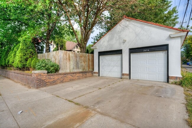 Building Photo - 2056 Summit Ave