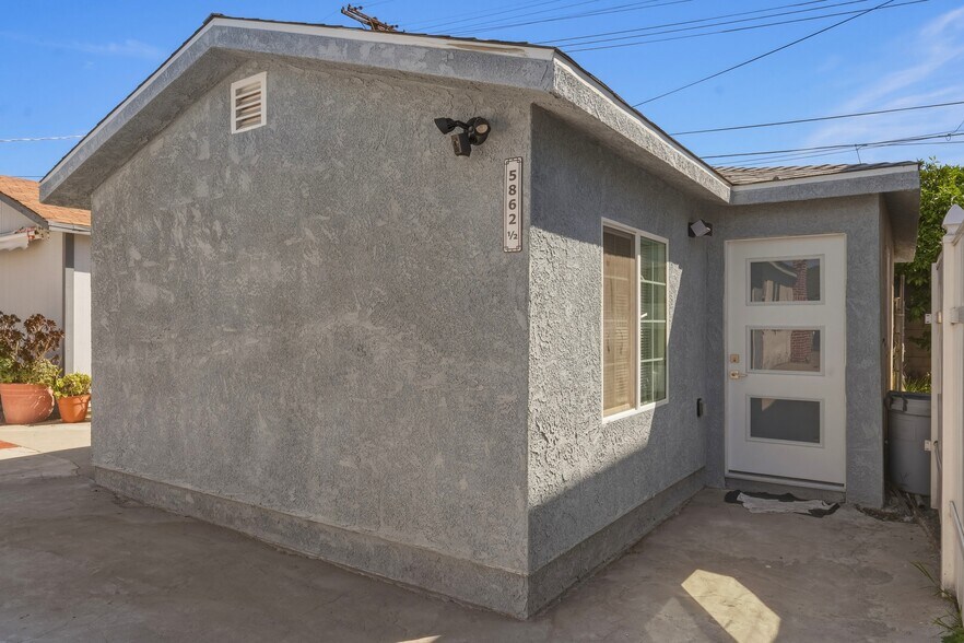 Building Photo - 5862 Beck Ave