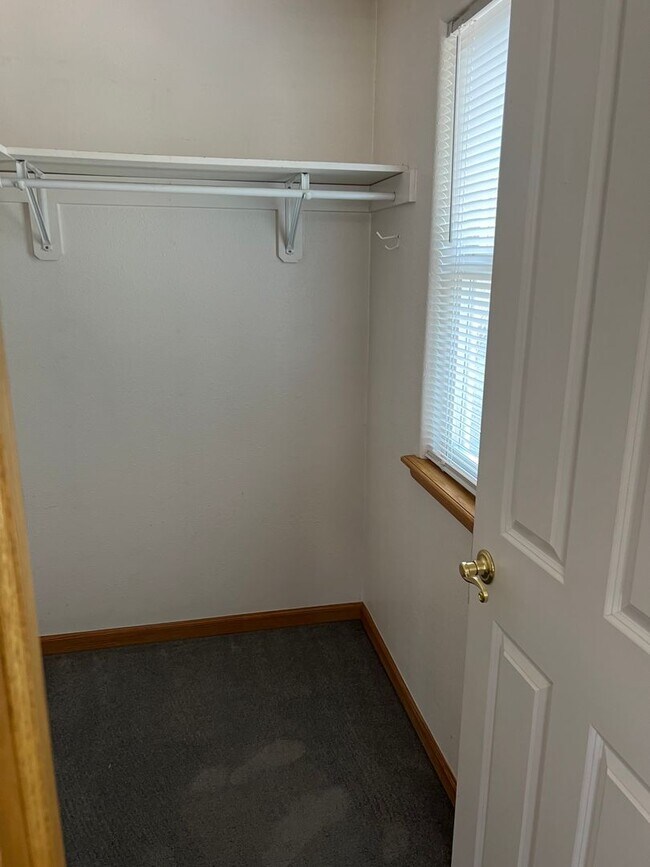 Building Photo - AVAILABLE NOW - BEAUTIFUL 6 bedroom home F...