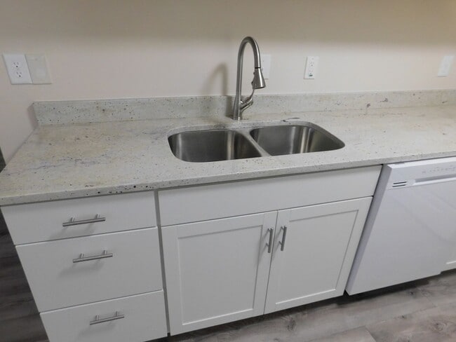 Building Photo - REMODLED