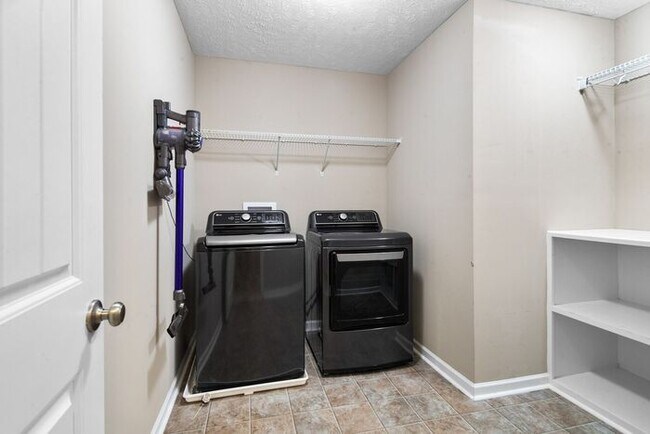Building Photo - 3 Bedroom Ranch w/ Bonus