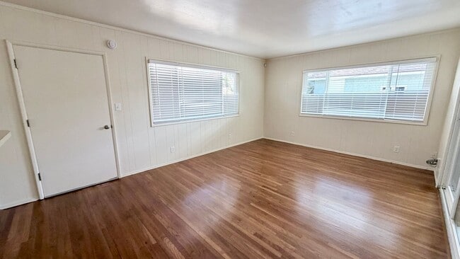 Building Photo - Spacious 3 Bed 2 Bath Home in Sunset Cliffs with Detached Garage & Private Backyard