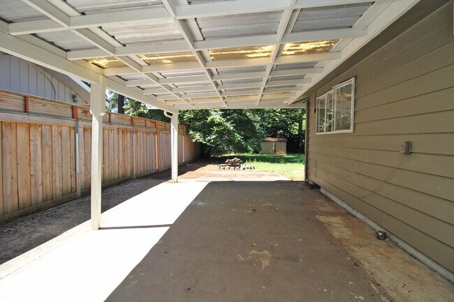 Building Photo - 16711 SW Lake Forest Blvd