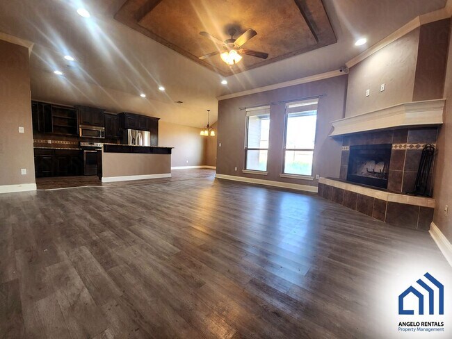 Building Photo - SPACIOUS 3 bedroom 2 bath home with fireplace AVAILABLE NOW!