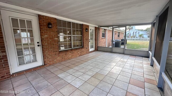 Building Photo - 301 Nesbitt St